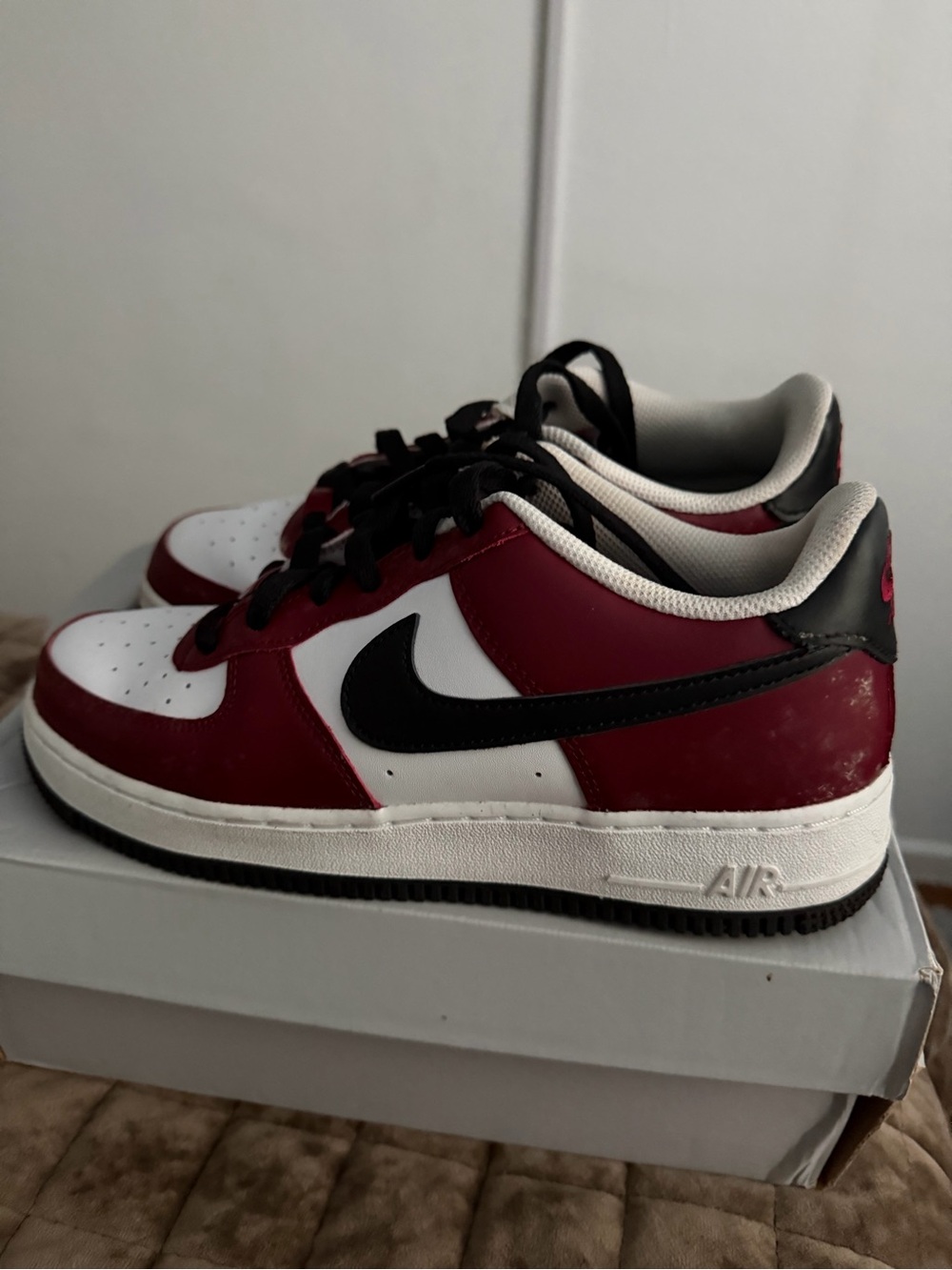 Nike Kids Low-Top Sneakers in White, Red & Black